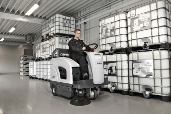 Nilfisk Aufsitzkehrmaschine SW 4000 B - Anweindung 1