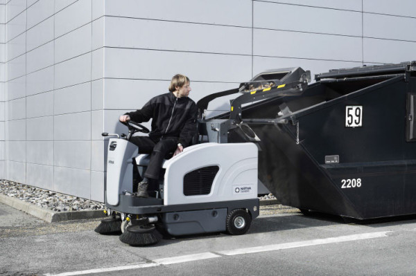 Nilfisk Aufsitzkehrmaschine SW 4000 B - Anweindung 1