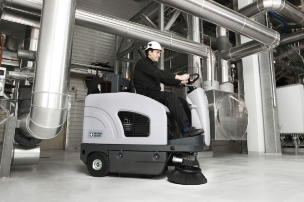 Nilfisk Aufsitzkehrmaschine SW 4000 B - Anweindung 1